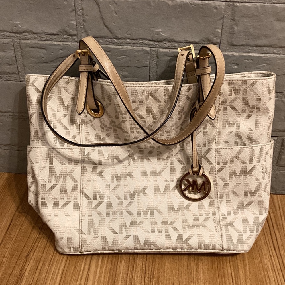 Micheal Kors Purse - Picture 2 of 5